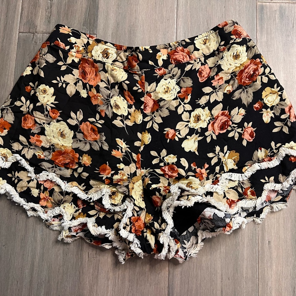 CUTE FLORAL SHORTS